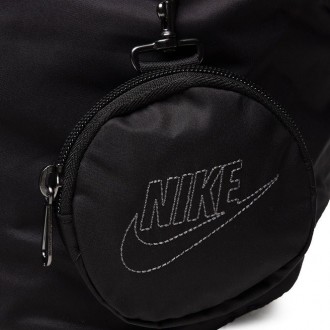 Сумка Nike Sportswear Futura відповідає вашому стилю. У нього металеві акценти, . . фото 5