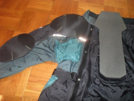 Есть также ещё несколько хороших кожаных и текстильных мотокурток и брюк с миним. . фото 4