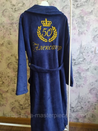 
На фото синий велюровый махровый халат с вышивкой
Халат без капюшона
Велюр-махр. . фото 3