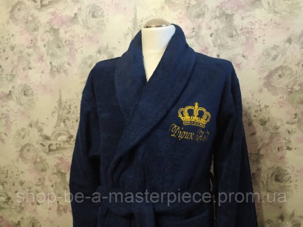 
На фото синий велюровый махровый халат с вышивкой
Халат без капюшона
Велюр -100. . фото 2