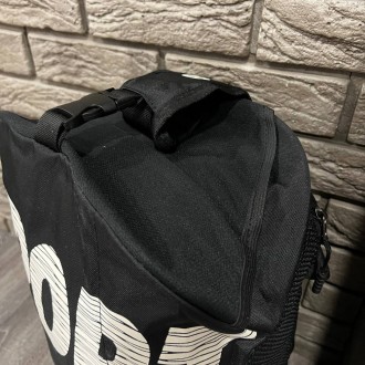 Спортивная, дорожная сумка-рюкзак унисекс Sport белый логотип:
- Плечевой ремень. . фото 8