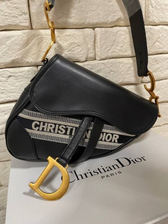 
 
 Christian Dior 
 
 Матеріал – Текстиль, еко шкіра
 Розмір: 23*21*9
 Одне від. . фото 2