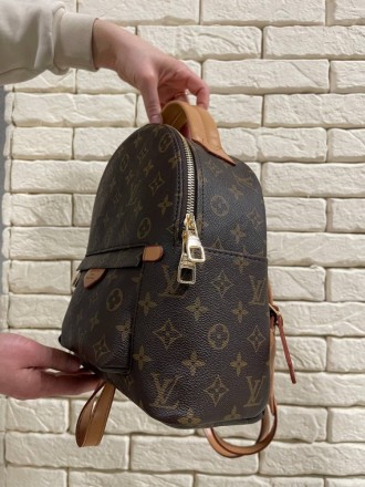 
 
 Louis Vuitton
Матеріал -еко-шкіра
Розмір: 26*23*13 см.
Рюкзак виконаний з ек. . фото 4