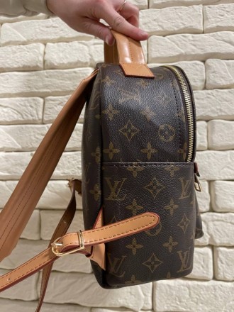 
 
 Louis Vuitton
Матеріал -еко-шкіра
Розмір: 26*23*13 см.
Рюкзак виконаний з ек. . фото 6