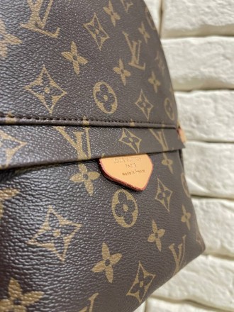 
 
 Louis Vuitton
Матеріал -еко-шкіра
Розмір: 26*23*13 см.
Рюкзак виконаний з ек. . фото 7