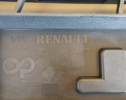 Решітка бампера переднього центральна 622542307R Renault. . фото 3