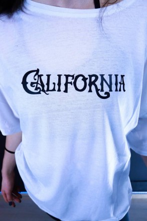 Однотонная футболка турецкого материала с принтом California
95% Коттон
5% Стрей. . фото 7