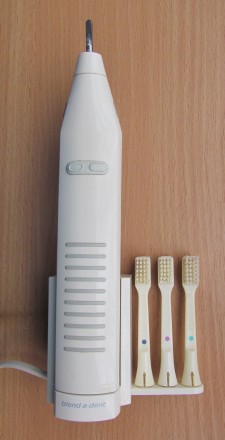 Электрическая зубная щётка Blend-a-dent с тремя насадками. Новая, но без коробки. . фото 3