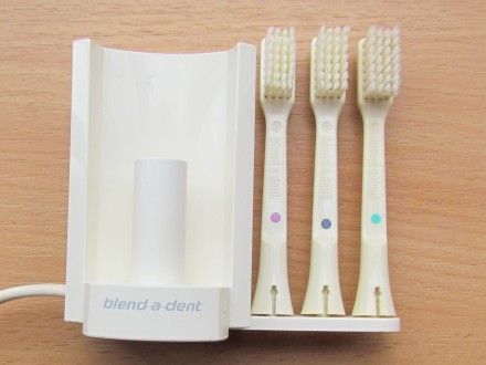 Электрическая зубная щётка Blend-a-dent с тремя насадками. Новая, но без коробки. . фото 2
