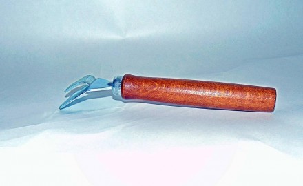 Чапельник - универсальная ручка для сковородок.
Металлический ухват с деревянной. . фото 4