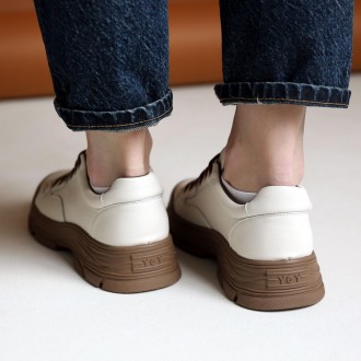 Універсальна модель жіночих кросівок Yalasou 585188 в молочному відтінку з корич. . фото 7