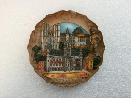 Недорогие сувениры из Бельгии: магниты 60 гривен (есть и дешевле), тарелки от 10. . фото 6