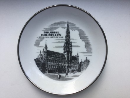 Недорогие сувениры из Бельгии: магниты 60 гривен (есть и дешевле), тарелки от 10. . фото 4