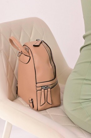 Рюкзак изготовлен из искусственной кожи, застегивается на молнию 
Рюкзак имеет о. . фото 4