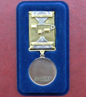 Медаль "ЗА ХОРОБРІСТЬ В БОЮ" с документом номер медали может быть другой. . фото 4