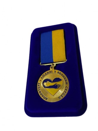 Медаль Волонтеру-людині з великим серцем
Медаль виготовлена з латуні за технолог. . фото 3