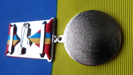 Медаль Незламному захиснику України з посвідченням. . фото 3