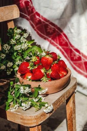 Ароматная открытка с сочной свежей клубникой и цветами липы. Фотограф Катерина С. . фото 2