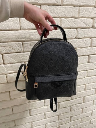 
 Louis Vuitton
Матеріал -еко-шкіра
Розмір: 26*23*13 см.
Рюкзак виконаний з еко-. . фото 3