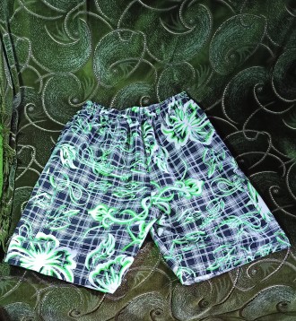 Новые мужские короткие шорты в чёрно-белую клетку с зелёным орнаментом.
Спереди. . фото 3