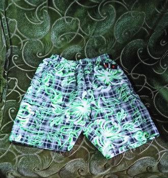 Новые мужские короткие шорты в чёрно-белую клетку с зелёным орнаментом.
Спереди. . фото 2