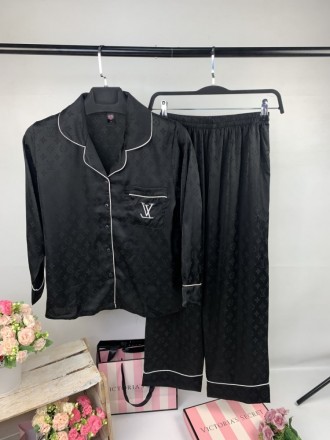 
 
 Пижама Louis Vuitton 2в1 
Штаны+рубашка
Материал : Сатин
Размеры : M
Цвет: Ч. . фото 2