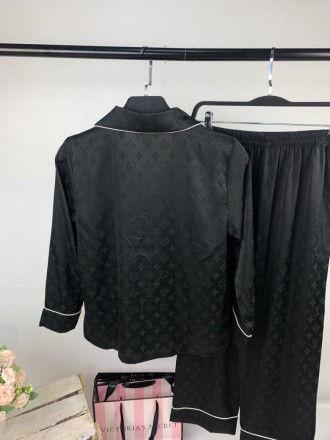 
 
 Пижама Louis Vuitton 2в1 
Штаны+рубашка
Материал : Сатин
Размеры : M
Цвет: Ч. . фото 5