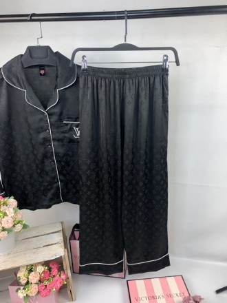 
 
 Пижама Louis Vuitton 2в1 
Штаны+рубашка
Материал : Сатин
Размеры : M
Цвет: Ч. . фото 6