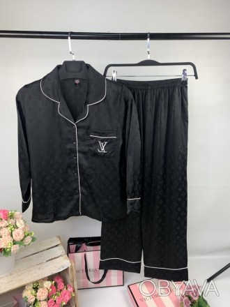 
 
 Пижама Louis Vuitton 2в1 
Штаны+рубашка
Материал : Сатин
Размеры : M
Цвет: Ч. . фото 1