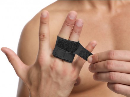 Фиксатор пальца предотвращает повреждение сустава, а эластичность материала позв. . фото 13
