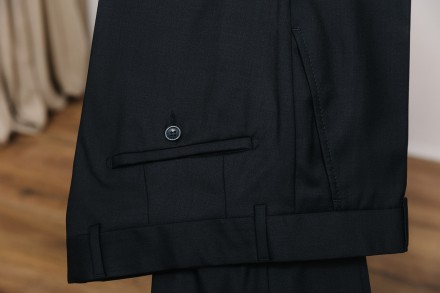 
ІНФОРМАЦІЯ ПРО ПРОДУКТ
Чоловічий костюм у чорному виконанні: класичний піджак т. . фото 8