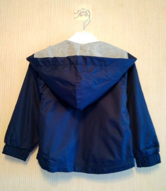 Ветрозащитная куртка с капюшоном.
Куплена на американском сайте.
Размер 4T, по. . фото 4