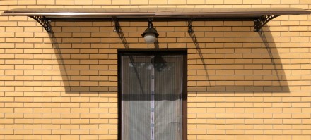 Металлический козырек/навес над дверью из монолитного поликарбоната 
ПОМОГАЕМ ВС. . фото 4