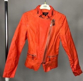 Курточка косуха яскравого кольору червона або темно-жовтогарячий колір приблизно. . фото 3