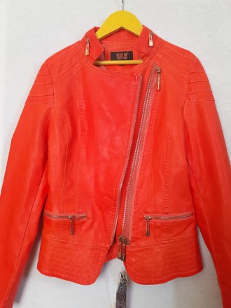 Курточка косуха яскравого кольору червона або темно-жовтогарячий колір приблизно. . фото 2