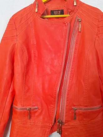 Курточка косуха яскравого кольору червона або темно-жовтогарячий колір приблизно. . фото 7