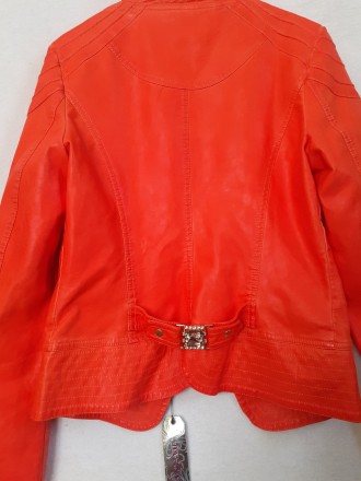 Курточка косуха яскравого кольору червона або темно-жовтогарячий колір приблизно. . фото 5