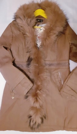 Куртка длинная выше колена
под пояс эко кожаная цвет бежевая капучино
утепленная. . фото 5