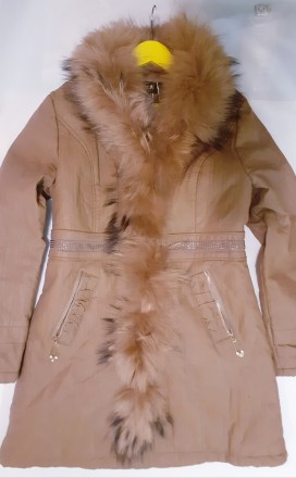 Куртка длинная выше колена
под пояс эко кожаная цвет бежевая капучино
утепленная. . фото 10