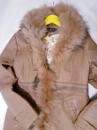 Куртка длинная выше колена
под пояс эко кожаная цвет бежевая капучино
утепленная. . фото 8