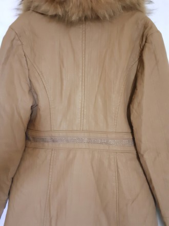 Куртка длинная выше колена
под пояс эко кожаная цвет бежевая капучино
утепленная. . фото 3