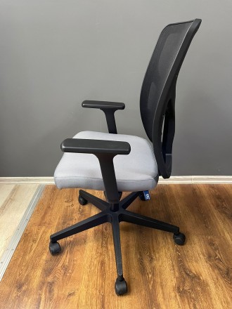 Крісло BLITZ R black SL PL70 SM03 тканина

Матеріал тканина сірого кольору/ сі. . фото 5