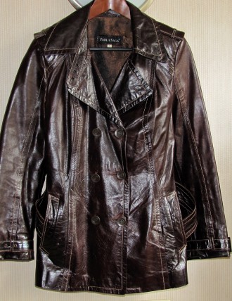 Полностью из натуральной кожи куртка Paola Saga.
С карманами и со съемным поясо. . фото 2