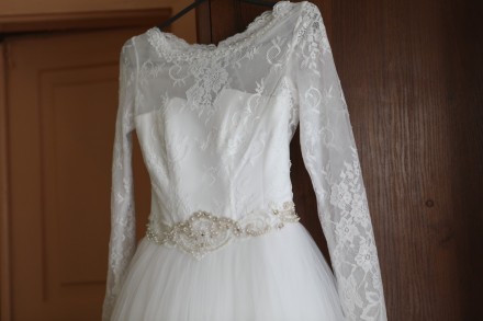 Продам вишукану весільну сукню:
- білого кольору, шилася на замовлення 
- розм. . фото 4