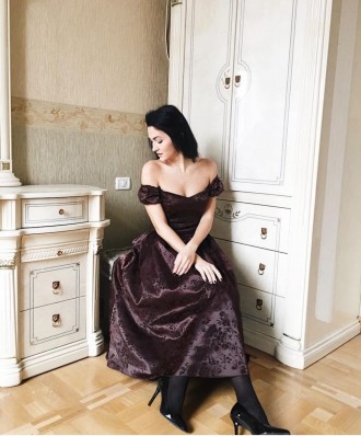 Сукня від українського дизайнера з широкою асиметричною спідницею, акцентом на т. . фото 4