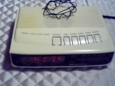 Электронный радиоприемник с часами и будильником 'murphy'
c установко. . фото 7