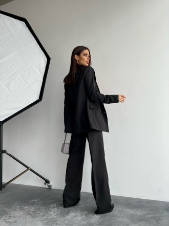 Женский деловой черный костюм выполнен из ткани креп диагональ.
Удлиненный пиджа. . фото 3