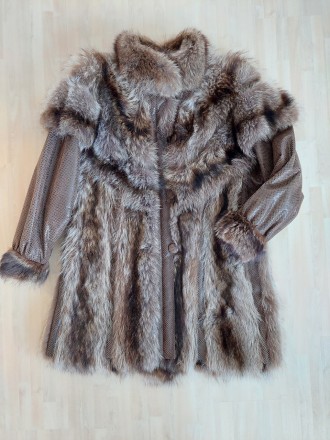 Предлагаем Вам купить красивое пальто, шубу из натурального меха енота и кожи. С. . фото 9
