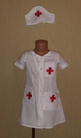 продам детский костюм медсестры, белый, на пуговицах, два кармана, сумочка и пов. . фото 2