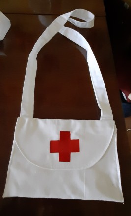 продам детский костюм медсестры, белый, на пуговицах, два кармана, сумочка и пов. . фото 4